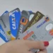 "Cartões de crédito representando altas taxas de juros do cartão rotativo"