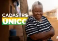 "Mulher idosa com expressão de alerta, representando a importância do Cadastro Único"