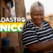 "Mulher idosa com expressão de alerta, representando a importância do Cadastro Único"