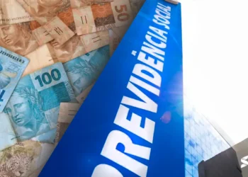 "Cartões de dinheiro e logotipo da Previdência Social, representando o benefício do INSS"