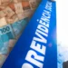 "Cartões de dinheiro e logotipo da Previdência Social, representando o benefício do INSS"