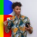 "Pessoa segurando um cartão de benefício e smartphone, com cores vibrantes ao fundo, ilustrando o acompanhamento do prazo de benefícios."