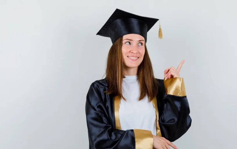 "Estudante graduada com beca, simbolizando o prêmio de R$ 1.000,00 por cada ano de aprovação."
