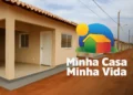 Casas populares do programa Minha Casa Minha Vida em rua de terra batida