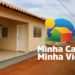 Casas populares do programa Minha Casa Minha Vida em rua de terra batida