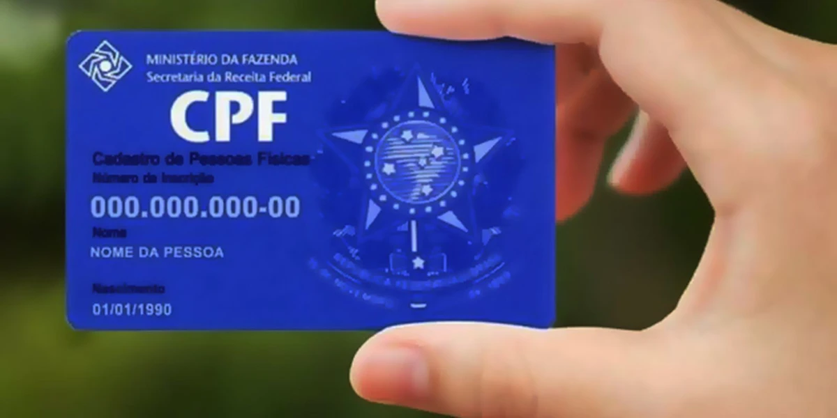 Cartão CPF azul representando o cadastro do cidadão para consulta de benefícios sociais.