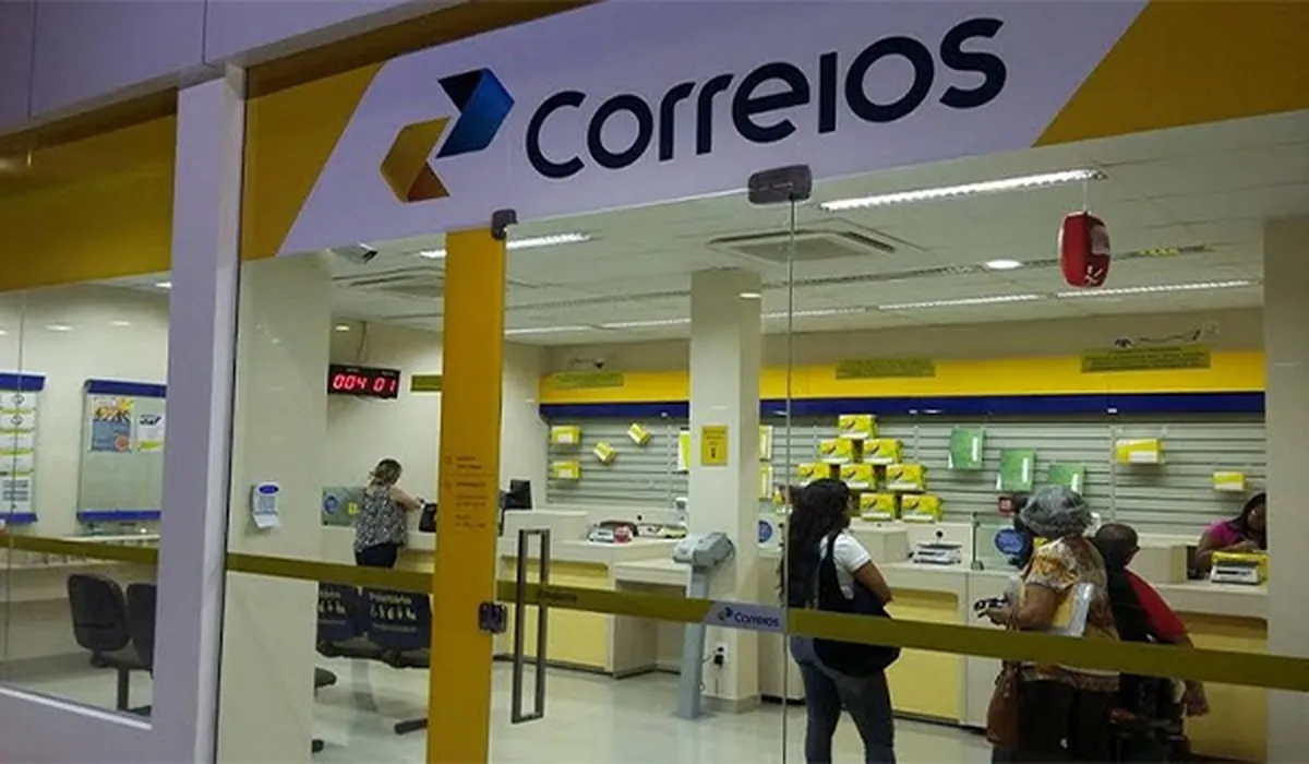 Agência dos Correios atendendo público para solicitação de benefícios do INSS por incapacidade
