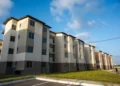 Prédios residenciais modernos para programa de aluguel social em 2025, com céu azul ao fundo.