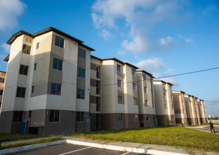 Prédios residenciais modernos para programa de aluguel social em 2025, com céu azul ao fundo.