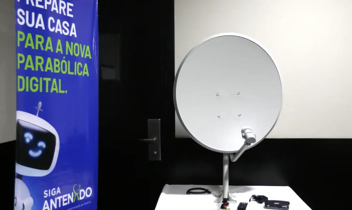 Antena parabólica com kit de instalação e banner sobre troca para a nova parabólica digital.