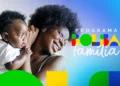 Mãe sorrindo com bebê no colo ao lado do logo do Bolsa Família