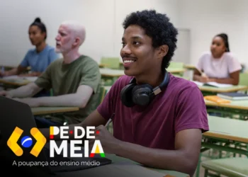 Estudante sorridente em sala de aula usando fones de ouvido, ilustrando o acompanhamento dos pagamentos do programa Pé-de-Meia 2025.