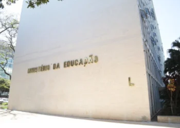 Fachada do Ministério da Educação com o nome em destaque, simbolizando o anúncio do MEC sobre auxílio financeiro para alunos de cursinhos populares.