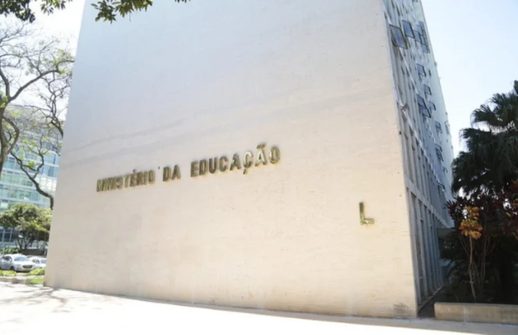 Fachada do Ministério da Educação com o nome em destaque, simbolizando o anúncio do MEC sobre auxílio financeiro para alunos de cursinhos populares.
