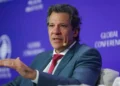 Fernando Haddad falando em conferência sobre aumento do Bolsa Família