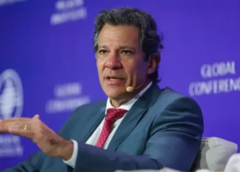 Fernando Haddad falando em conferência sobre aumento do Bolsa Família