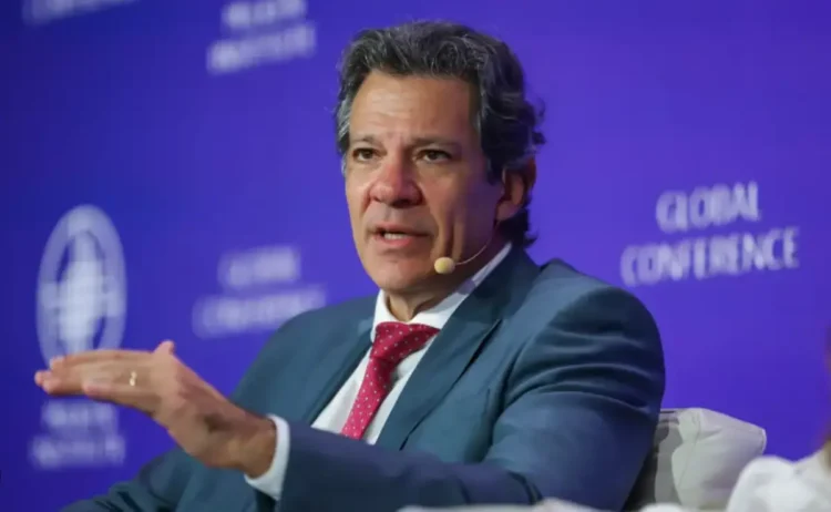 Fernando Haddad falando em conferência sobre aumento do Bolsa Família