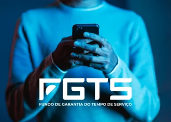 "Pessoa usando um smartphone para acessar informações sobre o saque do FGTS, com o logo do FGTS em destaque."