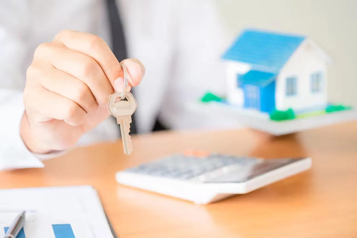 Chave na mão simbolizando o financiamento habitacional facilitado para adquirir sua casa própria.