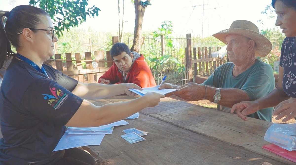 Agente social realiza fiscalização do Bolsa Família durante visita domiciliar para garantir transparência e uso correto do benefício