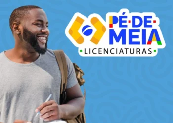 Jovem sorridente com mochila, representando estudantes beneficiados pelo programa Pé-de-Meia Licenciaturas.