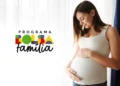 Mulher grávida sorrindo, segurando a barriga, ao lado do logo colorido do programa Bolsa Família.