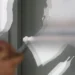 Sombra de pessoa usando celular, simbolizando ações suspeitas.