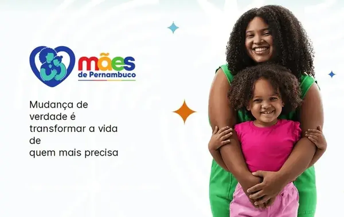Mãe e filha sorrindo juntas, com um texto sobre o programa Mães de Pernambuco.