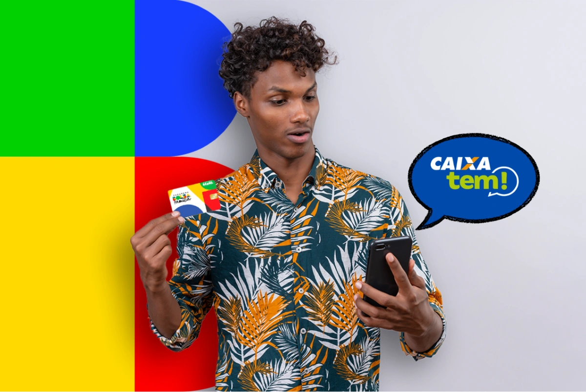 Homem segurando cartão do Bolsa Família e consultando aplicativo Caixa Tem no celular.