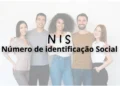 Grupo de jovens sorrindo com o texto “NIS Número de identificação Social” em destaque, ilustrando consulta do NIS usando CPF.
