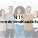 Grupo de jovens sorrindo com o texto “NIS Número de identificação Social” em destaque, ilustrando consulta do NIS usando CPF.