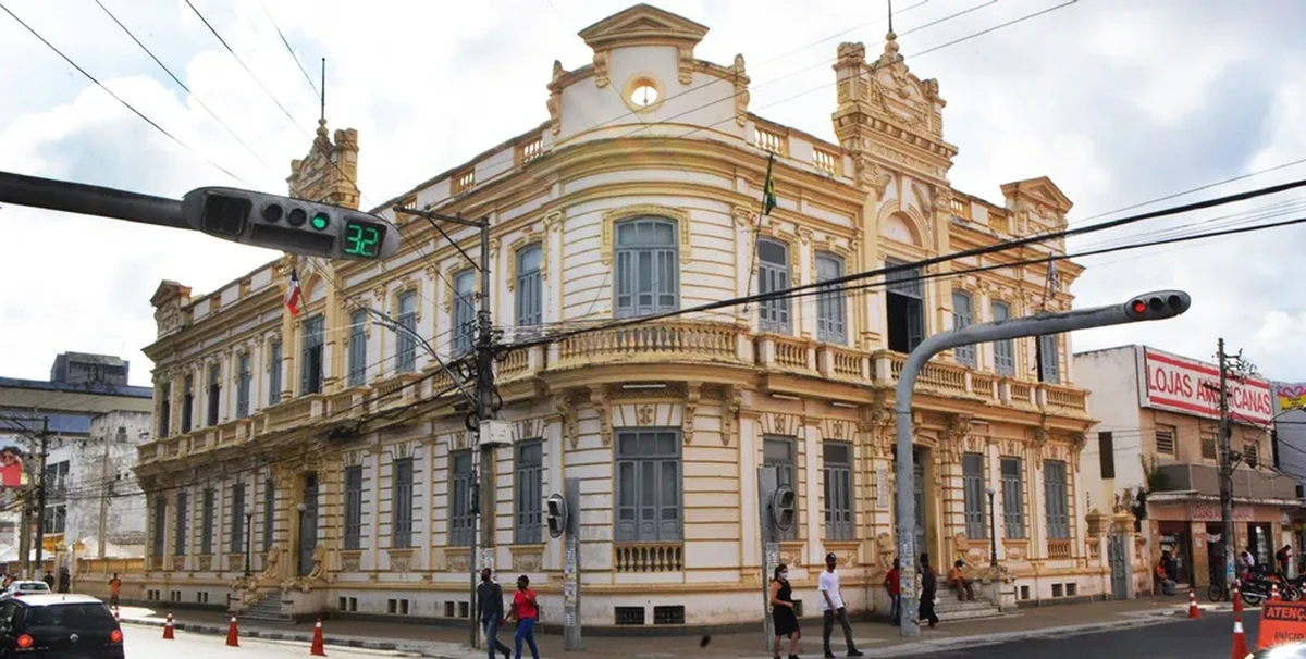 Prédio histórico no centro da cidade, representando locais onde moradores consultam a lista do Minha Casa, Minha Vida 2025.