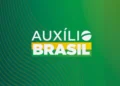 Logo oficial do programa Auxílio Brasil com fundo verde e amarelo.