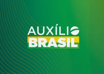 Logo oficial do programa Auxílio Brasil com fundo verde e amarelo.