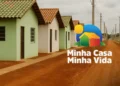 "Conjunto de casas do programa Minha Casa Minha Vida, com o logo do programa em destaque."