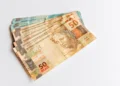 Cédulas de 50 reais simbolizando benefício financeiro liberado no Brasil.