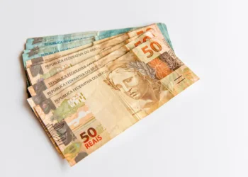 Cédulas de 50 reais simbolizando benefício financeiro liberado no Brasil.