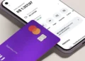 Cartão roxo do Nubank ao lado de celular mostrando interface com saldo e opções Pix.