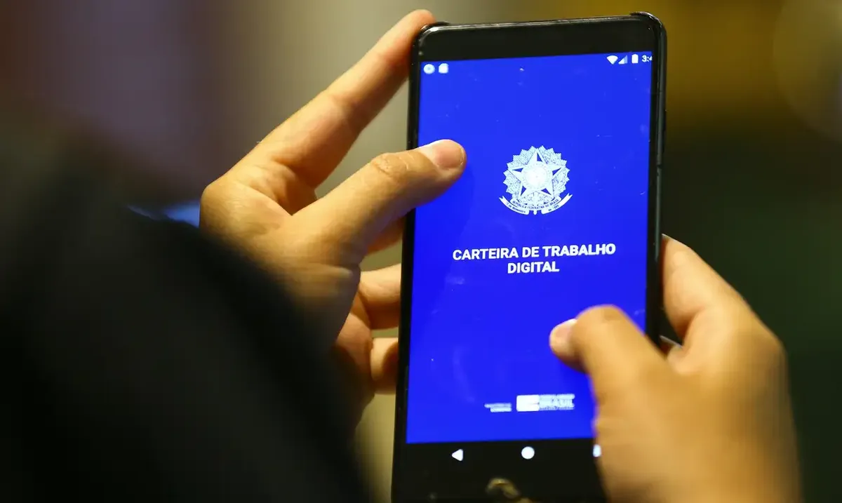 Carteira de Trabalho Digital aberta no celular para consulta do pagamento do PIS/PASEP