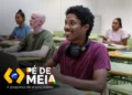 Estudantes em sala de aula, representando o programa Pé-de-Meia, com o logo e a frase "A poupança do ensino médio", representando o pé de meia maio.