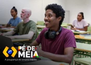 Estudantes em sala de aula, representando o programa Pé-de-Meia, com o logo e a frase "A poupança do ensino médio", representando o pé de meia maio.