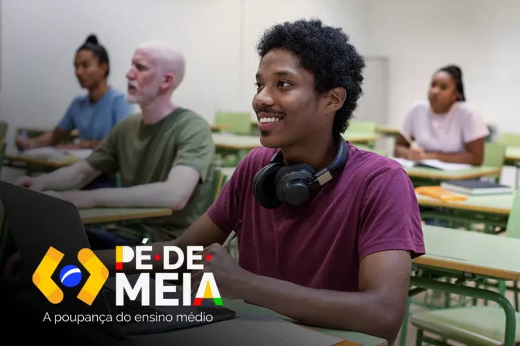 Estudantes em sala de aula, representando o programa Pé-de-Meia, com o logo e a frase "A poupança do ensino médio", representando o pé de meia maio.
