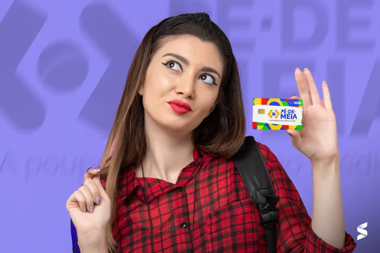 Estudante segurando o cartão do programa Pé-de-Meia, com fundo colorido e a logo do programa.
