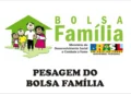 Beneficiário do Bolsa Família realizando a pesagem obrigatória, com acompanhamento profissional, para garantir a saúde e o bem-estar de sua família.