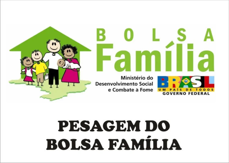 Beneficiário do Bolsa Família realizando a pesagem obrigatória, com acompanhamento profissional, para garantir a saúde e o bem-estar de sua família.