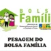 Beneficiário do Bolsa Família realizando a pesagem obrigatória, com acompanhamento profissional, para garantir a saúde e o bem-estar de sua família.