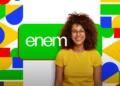 Jovem sorridente com camiseta amarela ao lado do logo do Enem em fundo colorido, representando o pedido de isenção da taxa do Enem.