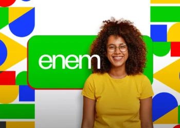Jovem sorridente com camiseta amarela ao lado do logo do Enem em fundo colorido, representando o pedido de isenção da taxa do Enem.