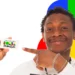 Homem negro sorridente apontando para cartão do programa Bolsa Família, fundo colorido.