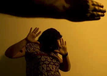 Bolsa Família prioriza mulheres em situação de violência doméstica para receber benefício 1 Mulher se defendendo de agressão com as mãos levantadas